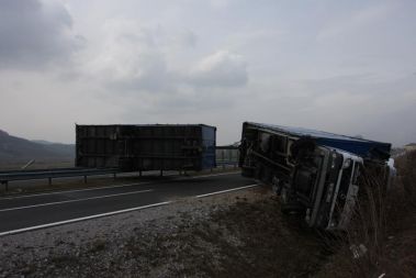 Burja je včeraj in ponoči na Goriškem pihala okrog 150 kilometrov na uro. Odkrivala je strehe, podirala drevesa in drogove. Prevrnila je tudi hrvaški tovornjak.