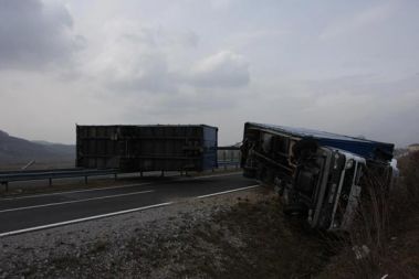 Burja je včeraj in ponoči na Goriškem pihala okrog 150 kilometrov na uro. Odkrivala je strehe, podirala drevesa in drogove. Prevrnila je tudi hrvaški tovornjak.