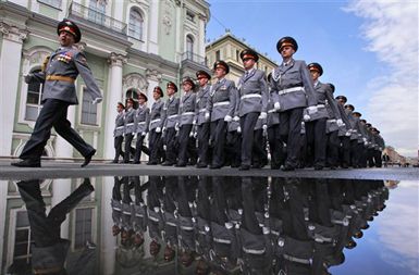 Kadeti ruske policijske akademije na generalki pred parado ob jutrišnjem dnevu zmage nad fašizmom.
