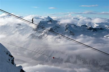 Švicarski akrobat Freddy Nock med postavljanjem svetovnega rekorda v hoji po žičniškem kablu nad smučarskim letoviščem Corvatsch, ki se nahaja na nadmorski višini 3303 metre.