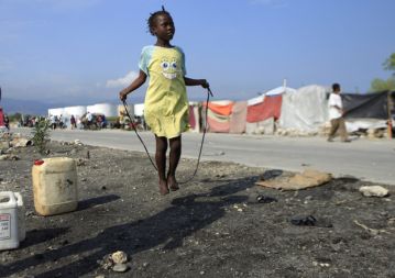 Po potresu, ki je januarja prizadel Port -au-Prince, več kot milijon ljudi živi v šotorih.
