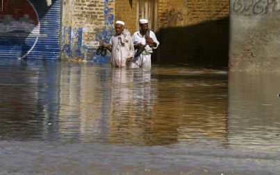 EU je pripravila 30 milijonov evrov vreden paket takojšnje pomoči za Pakistan, ki so ga v minulih dneh prizadele hude poplave. Število zabeleženih smrtnih žrtev poplav je preseglo 1100.   