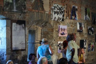 Na ljubljanskem gradu je odprta zadnja razstava Umetniki za Darfur, na kateri so na ogled fotografije Toma Križnarja in podarjena dela 54 avtorjev. Umetniška dela bodo razstavljena do 17. septembra, ko ji bodo prodajali na dražbi, izkupiček pa namenili za prenosno vrtalno napravo za Darfur.