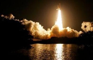 Nasa je v nedeljo zvečer ob 19. uri in 43 minut po krajevnem času v tretjem poskusu uspešno izstrelila raketoplan Discovery s 7 člani posadke proti Mednarodni vesoljski postaji (ISS). Posadka je na izstrelitev čakala več kot mesec dni.