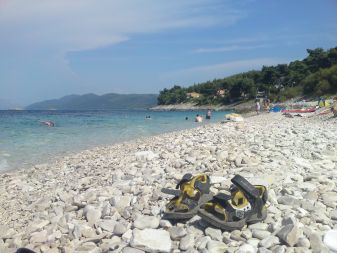 Počitniški utrip na eni izmed deviških plaž v Prigradici na severozahodnem delu hrvaškega otoka Korčula.