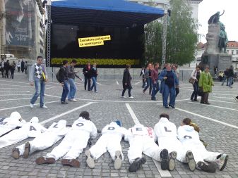 Včerajšnji protest študentov na Prešernovem trgu v Ljubljani proti načrtovanim spremembam vlade glede študentskega dela in pokojnin.