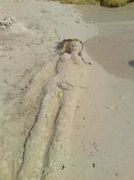 Na otoku Sveti Klement, največjem izmed Paklenih otokov blizu Hvara, je nek turist na eni od redkih peščenih plažic pustil domišljiji na voljo. Navdihov za to mu na okoliških otočkih in plažah ni manjkalo...