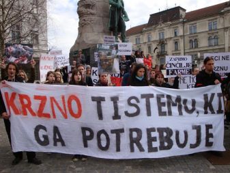 Okrog 150 udeležencev se je zbralo na mednarodnem shodu proti krznu, ki ga je v Ljubljani organiziralo gibanje Za živali!, ki si prizadeva, da bi v Sloveniji prepovedali vzrejo živali za krzno. Takšno prepoved sprejema vse več držav.