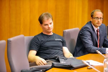 Robert Teršek, učitelj telovadbe na osnovni šoli, ki so mu prijatelji, med drugim tudi predsednik uprave Delo Revije Matej Raščan, posojali denar za izdajanje brezplačnika Ekspres. Celoten projekt, osem številk brezplačnika, je stal več kot 300.000 evrov, je ocenil Teršek.