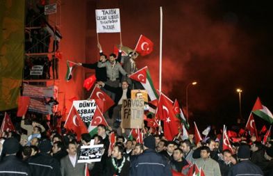 Turškega premiera Recepa Tayyipa Erdogana je na letališču v Carigradu pozdravila navdušena množica, ki se strinja z njegovim protestnim odhodom iz Davosa. Erdogan se je sprl z izraelskim predsednikom Šimonom Peresom, ki je na dolgo zagovarjal izraelsko vojaško operacijo v Gazi. \