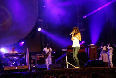 Konec tedna je v središču Ljubljane potekal festival Vesolje veselja na katerem se je zbralo okoli 30 tisoč ljudi. Prizorišče so najprej ogrevali domači izvajalci, zvezda večera pa je bila nedvomno britanska pevka Joss Stone, ki je tudi pred Slovenijo nastopila bosa in množici predstavila vse največje uspešnice.