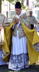 Duhovnik Floriano Abrahamowicz, član Bratovščine svetega Pija X., ki jo je papež minuli teden ponovno pridružil rimskokatoliški cerkvi, je izrazil dvom glede holokavsta. Tako je podprl izjave škofa Richarda Williamsona, ki je že zanetil polemiko med Vatikanom in judi. \