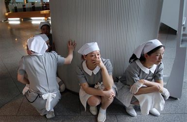 Japonske hotelske delavke v zavetju potrpežljivo čakajo, da se zemlja umiri.