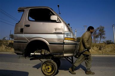 Promet na cesti v Ravalpindiju, Pakistan.