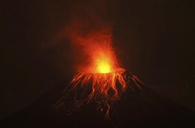 Izbruh vulkana Tungurahua, dobrih 160 kilometrov jugovzhodno od ekvadorske prestolnice Quito, ki je aktven že od leta 1999.