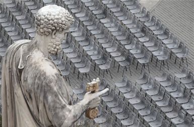 Sveti Peter prešteva stole za pomembne goste dan pred beatifikacijo Janeza Pavla II. v Vatikanu.