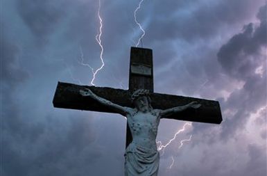 Koncentracija strel nad razpelom, ki stoji na pokopališču blizu mesta Easton v Kansasu.