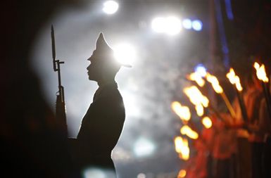 Častna straža in večni ogenj v beloruskem mestu Brest, ki je pred 70 leti mesec dni kljubovalo nacistični ofenzivi.