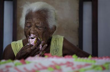 Košček torte za Kubanko Juano Bautista de la Candelaria Rodriguez iz Santa Rose, ki je včeraj praznovala svoj 126. rojstni dan.