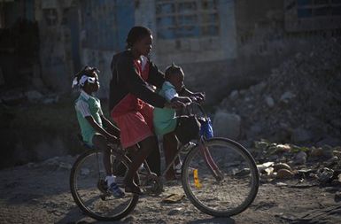 Dekle iz sluma Cite Soleil v haitijski prestolnici Port-au-Prince, na poti v šolo.