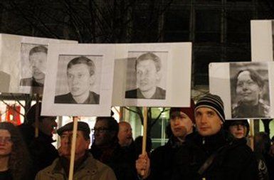 V Berlinu so se spomnili na umorjena ruskega odvetnika Stanislava Markelova in novinarko Anastasio Baburov. Markelov je zastopal družino Čečenke, ki jo je umoril nekdanji ruski polkovnik Jurij Budanov. Do umora odvetnika, ki je med drugim zastopal umorjeno novinarko Ano Politkovsko, je prišlo tik po njegovi napovedi pritožbe na predčasno izpustitev Budanova.