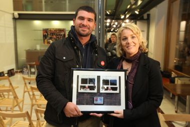 Jaka Tomc in organizatorka Tina Deu z najdražjo fotografijo na dražbi Enookih. Novinar Tomc je za fotografijo Voranca Vogla z naslovom De Pomery odštel 800 evrov. Fotografi in fotoreporterji iz društva Enooki so na dražbi zbrali 10.800 evrov, ki jih bodo namenili nakupu tehničnih pripomočkov za slepe in slabovidne otroke.