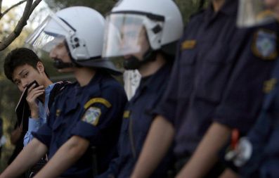 V Atenah že tretji dan protestirajo zaposleni na grškem kulturnem ministrstvu, ki so se davi vnovič zbrali pred Akropolo. Potem ko so protestniki nekaj dni povsem onemogočili dostop do Akropole, je ta atenska znamenitost, ki jo varujejo posebne policijske enote, znova odprta za turiste.