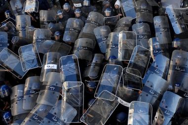 Alžirska policija je hotela razgnati nedovoljeno prodemokratično zborovanje. Shoda, ki ga je organizirala opozicija, se je udeležilo okoli 300 ljudi.