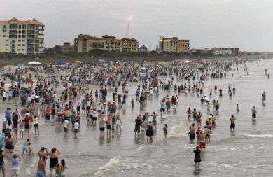 Na plaži Cocoa je na tisoče ljudi spremljalo Atlantisovo zadnjo pot v vesolje. Atlantis bo po vrnitvi razstavljen v Kennedyjevem vesoljskem centru.