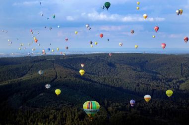 Na mednarodnemu balonarskem dogodku Montgolfiade na zahodu Nemčije so se zbrai balonarji in v 137 balonih dokazovali svoje spretnosti.