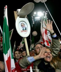 V Rimu se je zbralo okoli 100.000 podpornikov Demokratske stranke Perluigija Bersanija, ki so zahtevali Berlusconijev odstop.