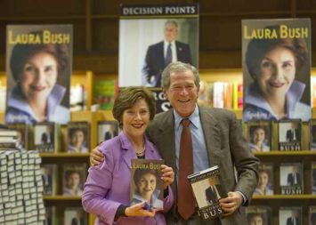 Pisateljski par: Nekdanji ameriški predsednik George W. Bush in njegova ćena Laura vsak s svojo knjigo  