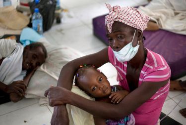 Na Haitiju, ki ga je v začetku leta prizadel hud potres, je izbruhnila epidemija kolere. Po podatkih Svetovne zdravstvene organizacije je doslej umrlo 150 ljudi. 
