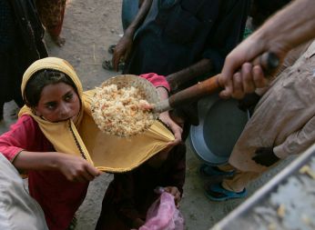 Danes je svetovni dan humanitarnosti, ki so ga Združeni narodi razglasili v počastitev spomina na humanitarne delavce, ki so izgubili življenja med opravljanjem dela. Generalni sekretar ZN Ban Ki Moon je v izjavi pozval k spominu nanje in na vse ljudi, ki potrebujejo pomoč, kot tudi tistih, ki jim pomagajo. Trenutno največ pomoči potrebujejo pakistanski brezdomci, ki so v poplavah izgubili vse.