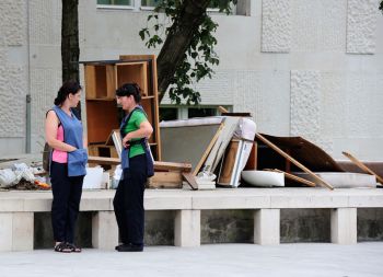 Čistilki si ob skulpturi Tadeja Pogačarja na razstavi U3 - trienale slovenske sodobne umetnosti v Moderni galeriji