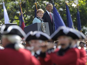 Ameriški predsednik Barack Obama je v torek zvečer med večerjo pred Belo hišo nemški kanclerki Angeli Merkel izročil najvišje civilno priznanje ZDA, to je predsedniško medaljo svobode. Večerja je bila vrhunec obiska kanclerke v ZDA, ki je bil na najvišji ravni za kakšnega evropskega voditelja doslej v času Obamove administracije.
