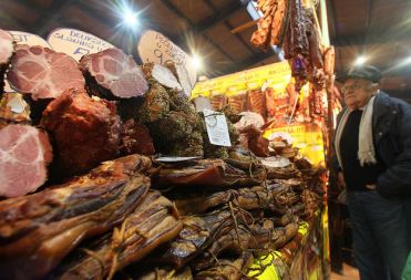 V Kačarevu, okoli 30 kilometrov severovzhodno od Beograda, so organizirali že 24. festival mesa.
