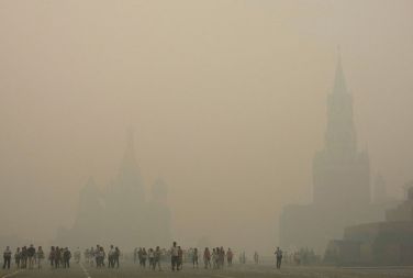 Moskovski Rdeči trg v smogu. V požarih, ki ne pojenjajo, je v Rusiji umrlo že 50 ljudi.