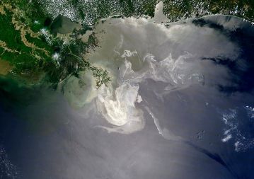 Posnetek Nasinega satelita delte Mississippija, kjer odseva izlita nafta.