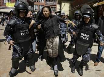 Nepalski policisti so razbili protest okoli 1000 Tibetancev, ki so se zbrali ob obletnici tibetanskega upora kitajski nadvladi leta 1959