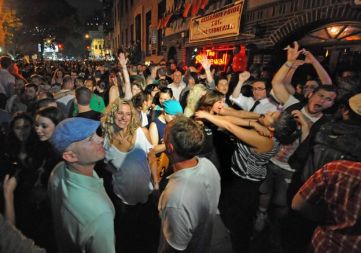 Veselje pred lokalom Stonewall Inn na Manhattanu po tem, ko je newyorški senat potrdil predlog zakona, ki istospolnim parom omogoča poroke z istimi pravicami in obveznostmi kot veljajo za heteroseksualne pare.