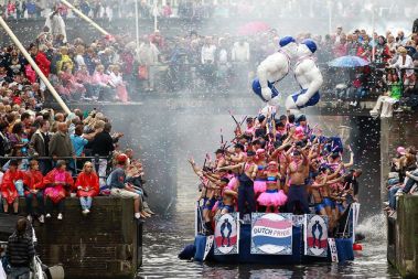 Participants dance on a boat as hundreds of thousands of people lined V Amsterdamu so organizirali že 15. Parado kanalov, v kateri je sodelovalo okoli 80 čolnov, ki so se, polni udeležencev Gay Pridea, spustili po kanalu Prinsengracht