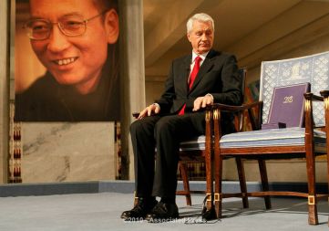 Predsednik norveškega Nobelovega odbora Thorbjoern Jagland in prazen stol z diplomo in nobelovo medalijo, ki bi jo moral prejeti nagrajenec za mir, zaprti kitajski disident Liu Xiaobo. 