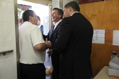 5,80 evra za žemljice: Premier Borut Pahor in minister za kmetijstvo, gozdarstvo in prehrano Dejan Židan na predstavitvi projekta Kruh iz slovensko integrirano pridelane pšenice v pekarni Piskač