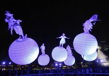 Umetniki avstralske plesne skupine Strange Fruit so se na seulskem plesnem festivalu predstavili s plesom v zraku 