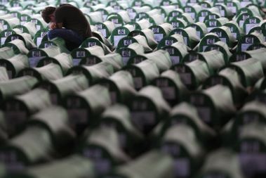 V spominskem parku v Potočarih na vzhodu BiH bo danes žalna slovesnost ob 15. obletnici genocida v Srebrenici, na kateri bodo pokopali ostanke 775 od več kot 8000 žrtev pokola.