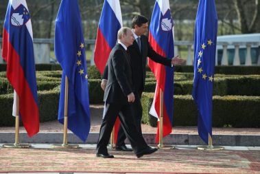 Predsednika vlad Slovenije in Rusije, Borut Pahor in Vladimir Putin, sta današnje pogovore na Brdu pri Kranju namenila predvsem gospodarskim temam. Predsednik upravnega odbora Gazproma Aleksej Miller in predsednik uprave Geoplina plinovodi Marjan Eberlinc sta tako podpisala sporazum o ustanovitvi skupnega podjetja Južni tok Slovenija.