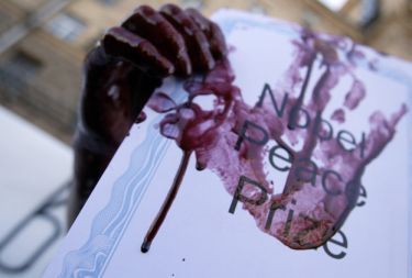 Pripadniki gibanja Mlada Rusija so pred ameriškim veleposlaništvom v Moskvi pripravili protest proti Baraku Obami. Ta si je Nobelovo nagrado zaslužil s krepitvijo mednarodne diplomacije in sodelovanja med ljudmi, Mlada Rusija pa zdaj dvomi, da sledi svoji poti.