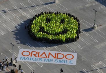 V Orlandu je 500 ljudi postavilo nov Guinnessov rekord, ko so sestavili velikega smeškota