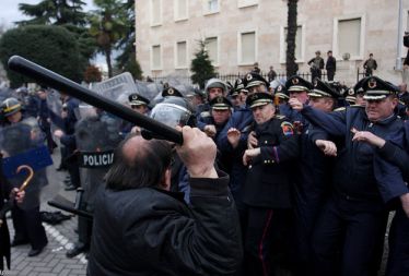 Več kot 20.000 privržencev opozicijskih socialistov se je včeraj zbralo v središču Tirane in zahtevalo odstop vlade, ki ji očitajo korupcijo in poneverbe na parlamentarnih volitvah junija 2009. Ubiti so bili trije demonstrantje.